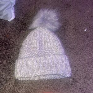 grey beanie w pom pom